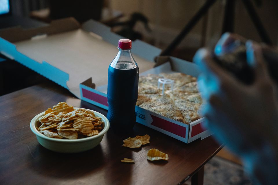 Cuidado con comer mientras ves la tele